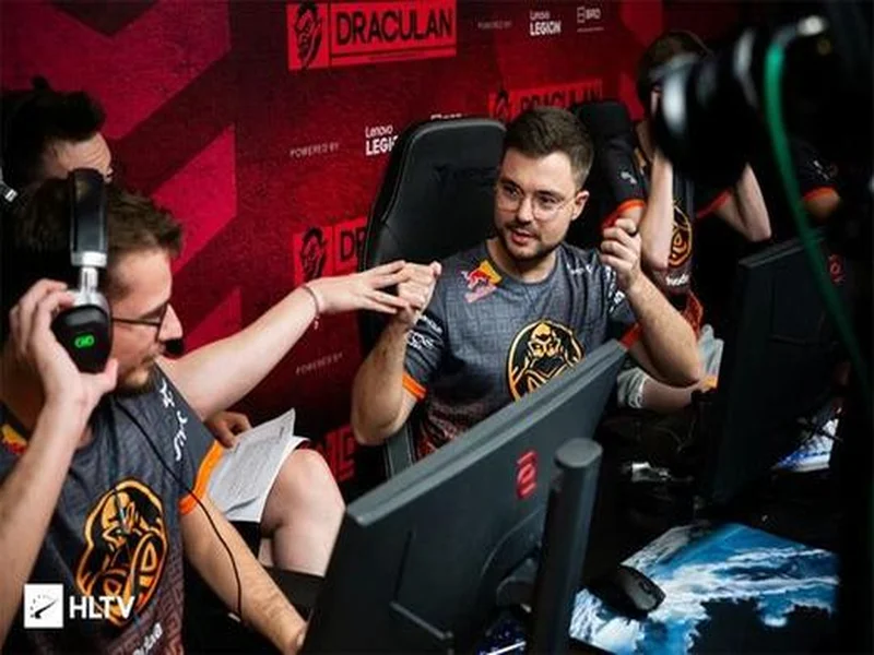 DraculaN 第六季淘汰赛首轮:FaZe轻取东道主aimclub